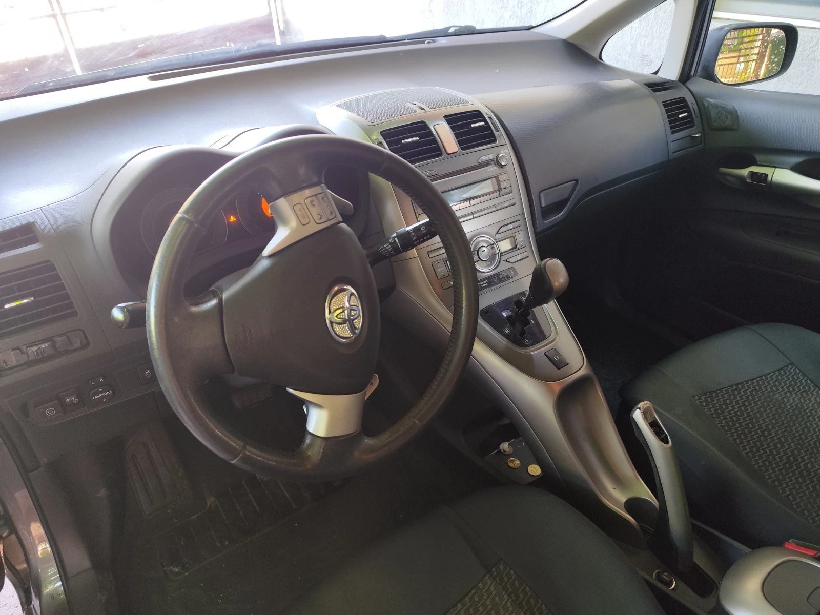 Toyota Auris 1.6i с газов инжекцион, снимка 5 - Автомобили и джипове - 55792950