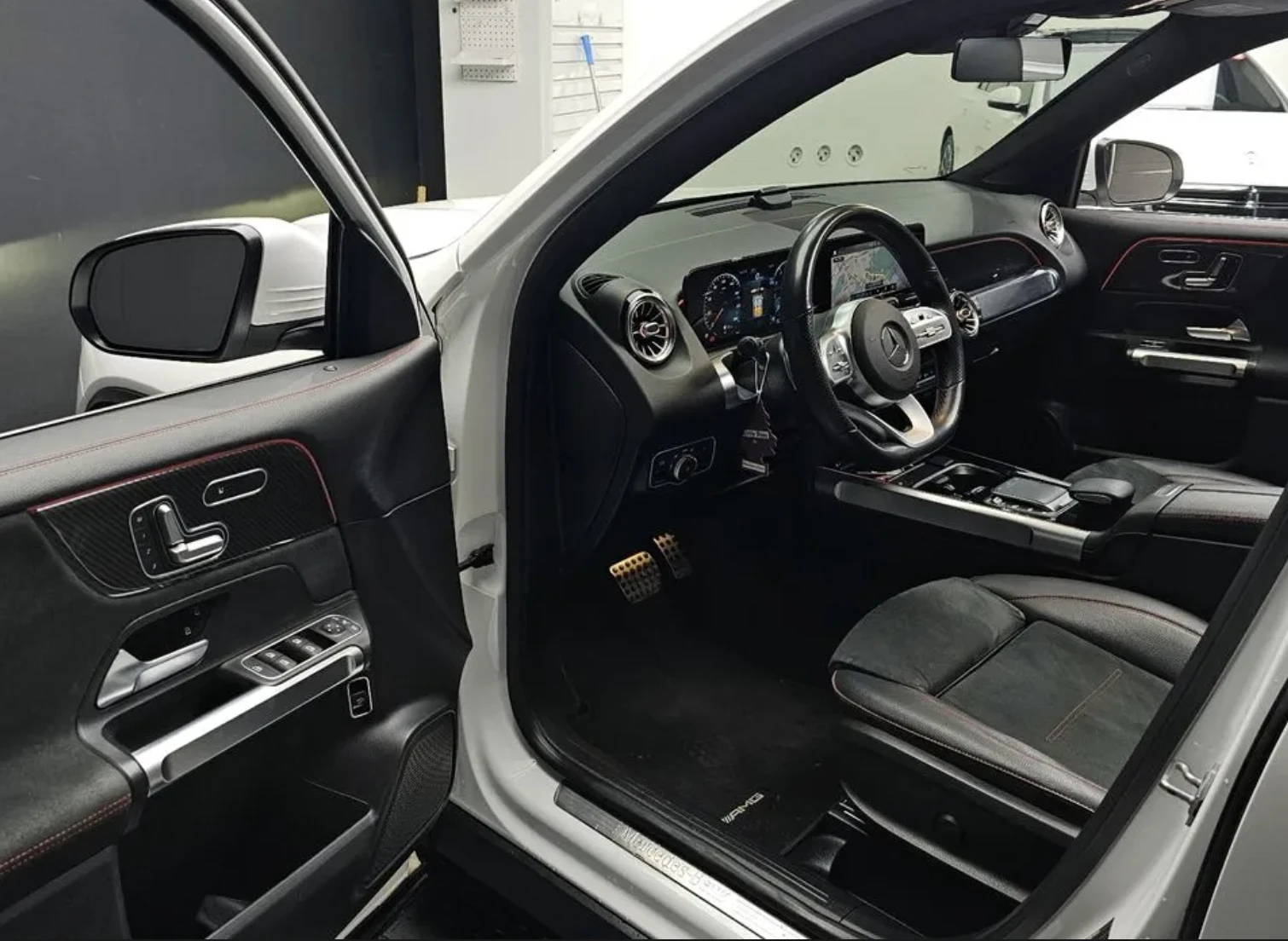 Mercedes-Benz GLB 250/AMG LINE/ПОДГРЕВ/360 КАМЕРИ/, снимка 9 - Автомобили и джипове - 54123820