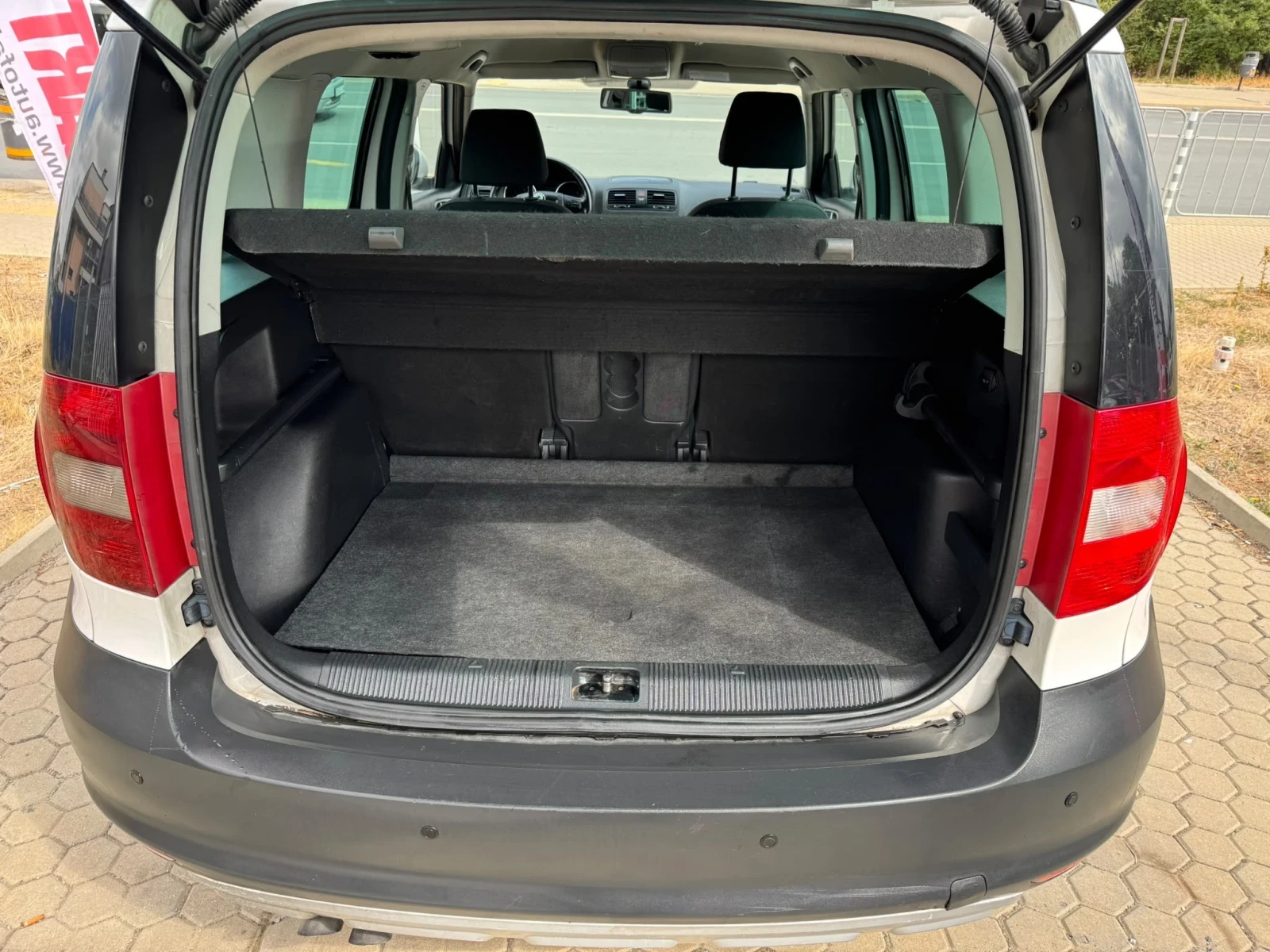 Skoda Yeti 2.0TDi/4x4/NAVI, снимка 15 - Автомобили и джипове - 56293781