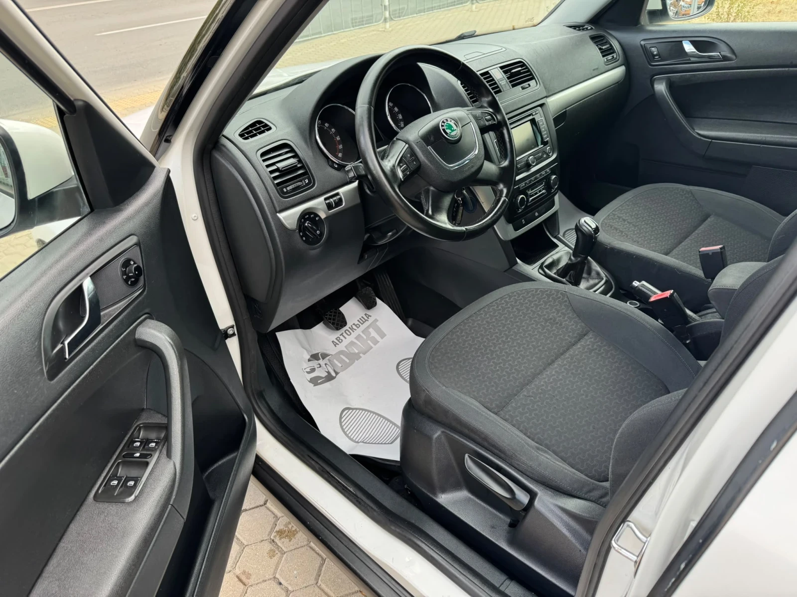 Skoda Yeti 2.0TDi/4x4/NAVI, снимка 9 - Автомобили и джипове - 56293781