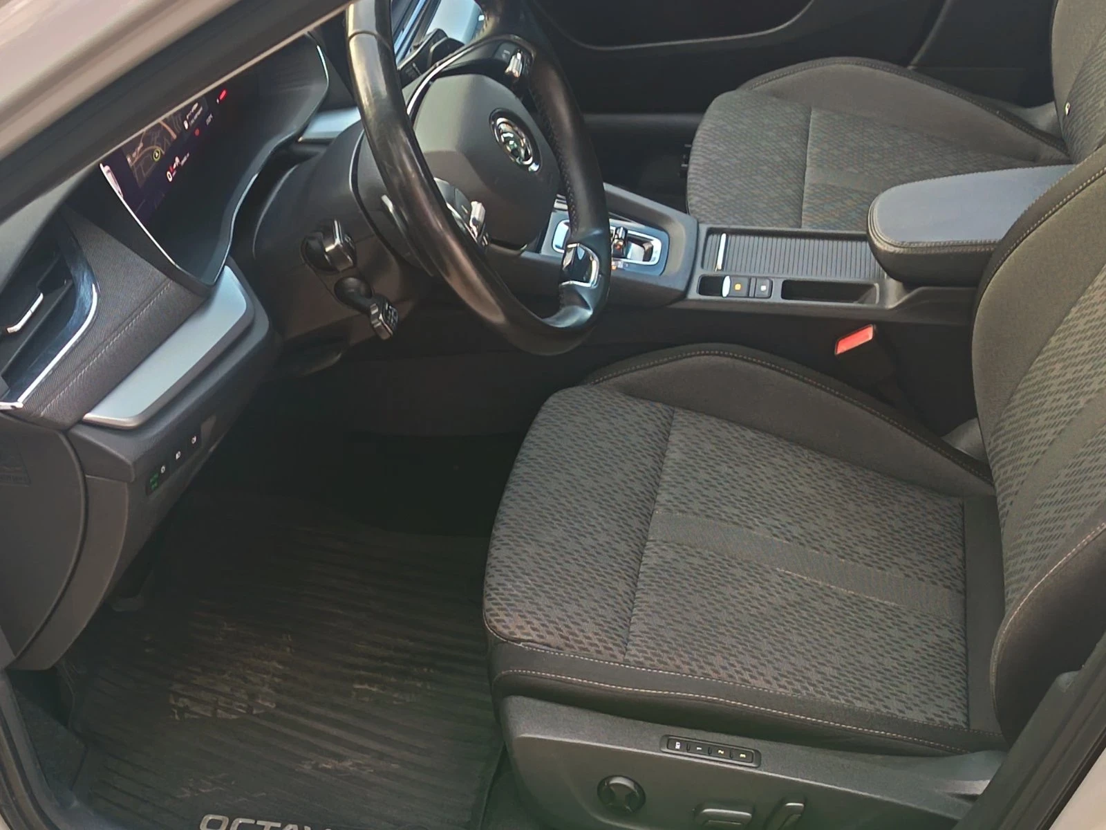 Skoda Octavia 2.0 150к.с./MatrixLed/ Virtual Cockpit/KeylessGo, снимка 8 - Автомобили и джипове - 54802587
