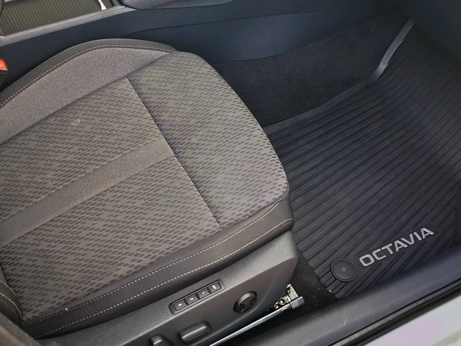 Skoda Octavia 2.0 150к.с./MatrixLed/ Virtual Cockpit/KeylessGo, снимка 13 - Автомобили и джипове - 54802587