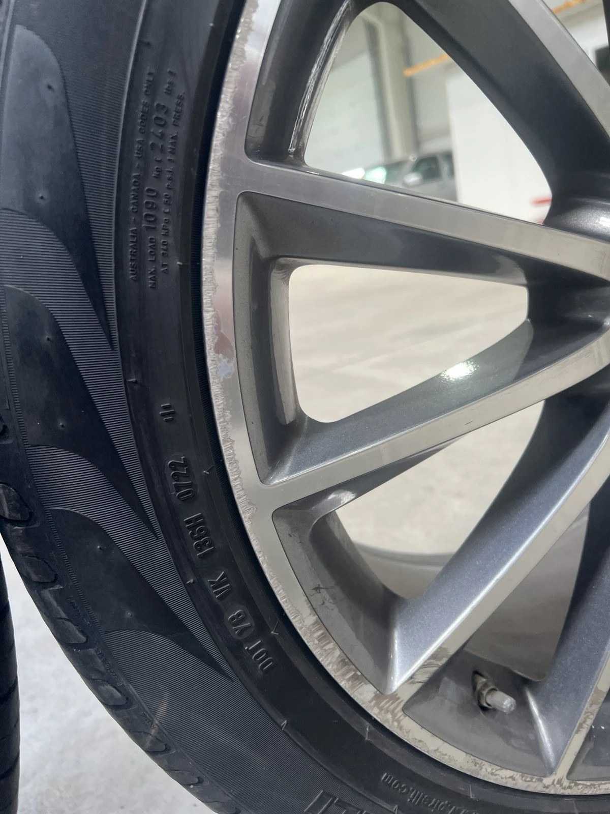 Гуми с джанти Pirelli 295/40R21, снимка 2 - Гуми и джанти - 54370254