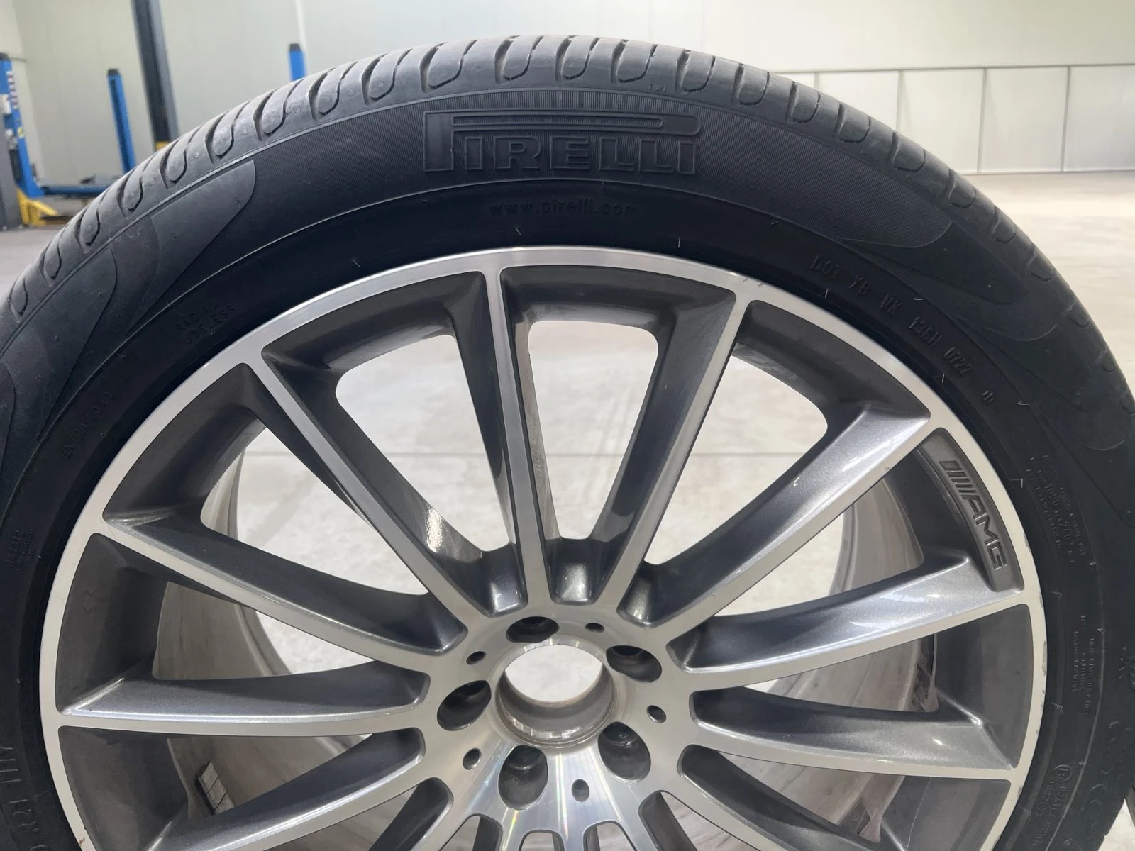 Гуми с джанти Pirelli 295/40R21, снимка 3 - Гуми и джанти - 54370254