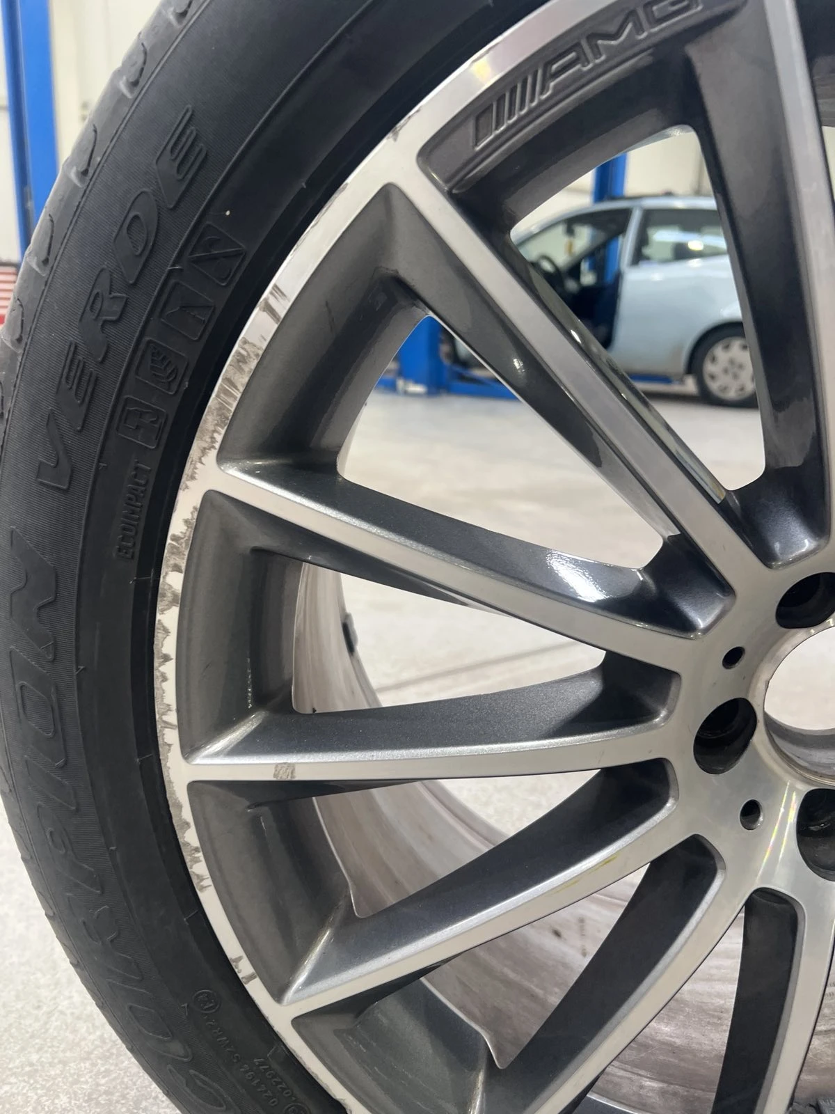 Гуми с джанти Pirelli 295/40R21, снимка 4 - Гуми и джанти - 54370254