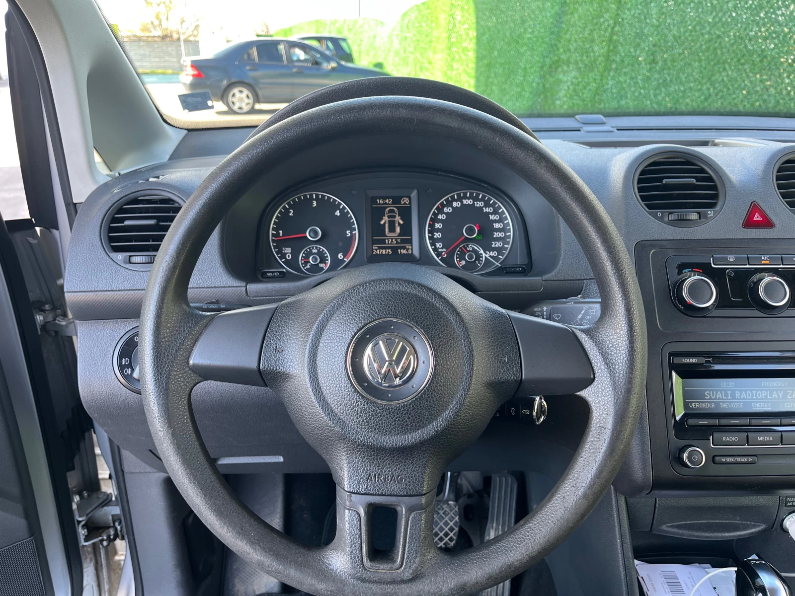VW Caddy 1.6TDI, АВТОМАТ EURO5, снимка 13 - Автомобили и джипове - 53637327