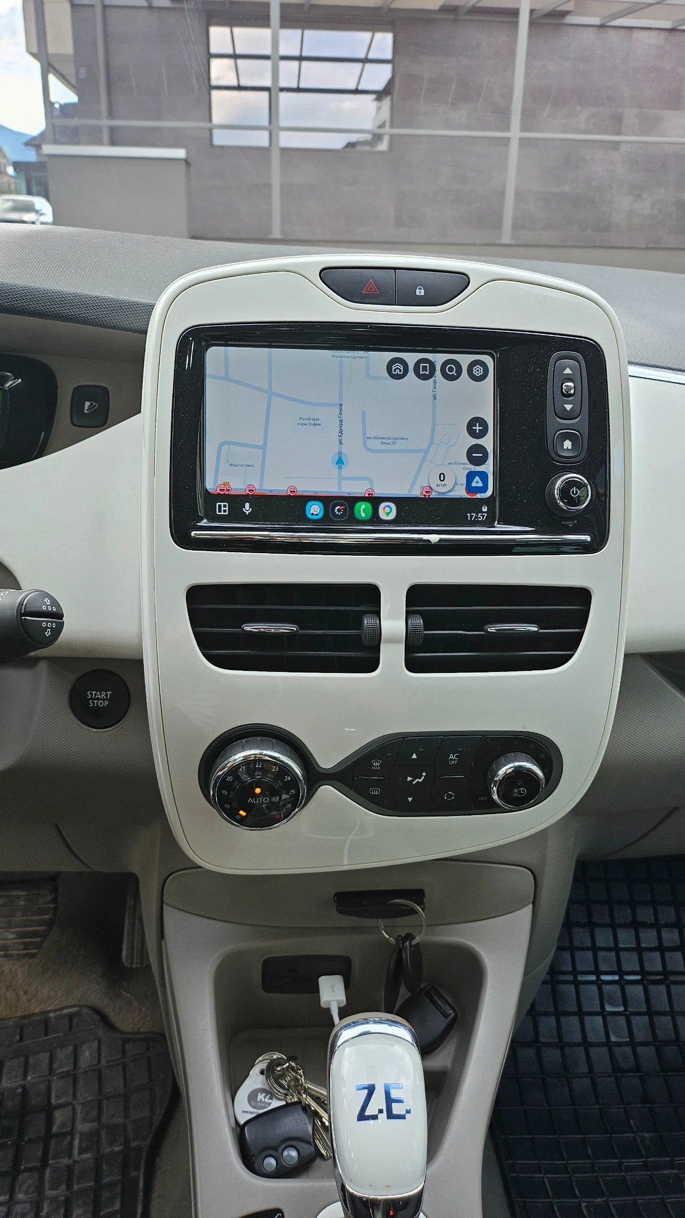 Renault Zoe R240 / 22kW / Carplay / Собствена батерия, снимка 14 - Автомобили и джипове - 54793613