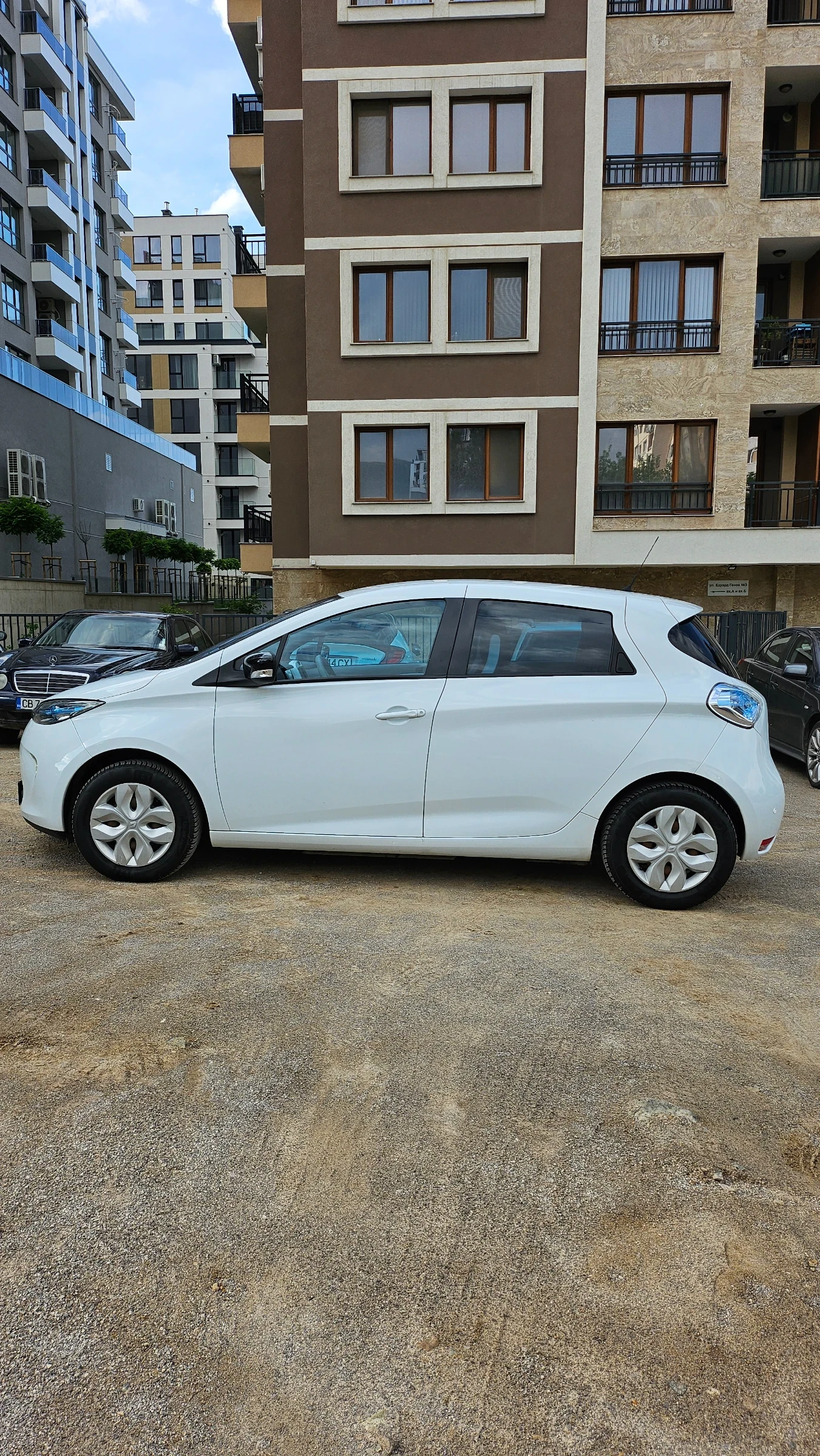 Renault Zoe R240 / 22kW / Carplay / Собствена батерия, снимка 4 - Автомобили и джипове - 54793613