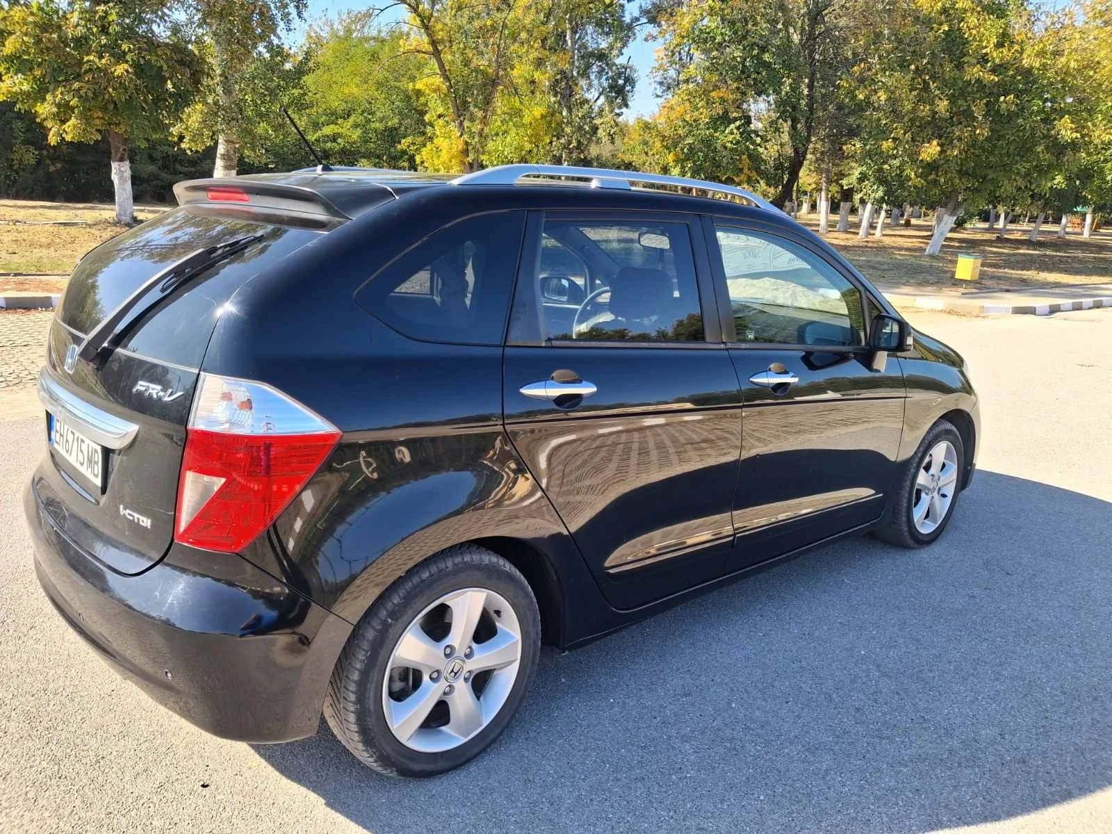 Honda Fr-v, снимка 4 - Автомобили и джипове - 56376851