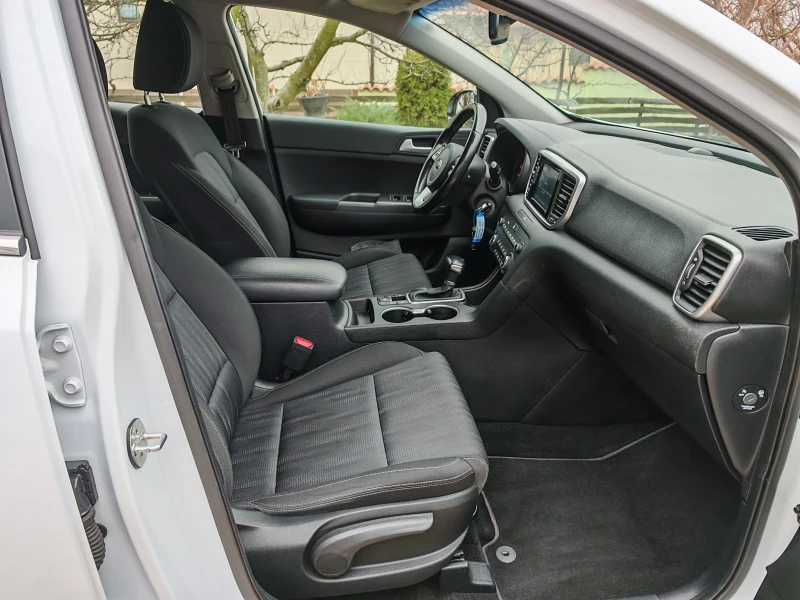 Kia Sportage 1.6CRDI-КАМЕРА-Car Play-Android Auto, снимка 9 - Автомобили и джипове - 52811751