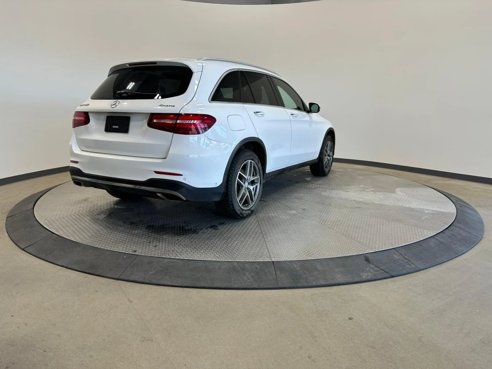 Mercedes-Benz GLC 300 AMG* LINE* ПОДГРЕВ* КАМЕРА* КЕЙЛЕС* ПАНОРАМА* , снимка 2 - Автомобили и джипове - 55605033