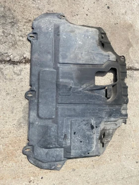 Кора под мотора за Volvo V50 D2 2010 година, снимка 3