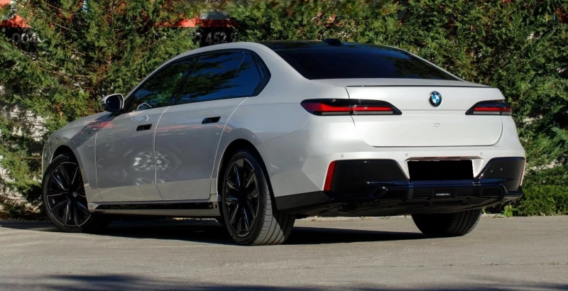 BMW 740 M-Sport xDrive, Massage, B/W, снимка 5 - Автомобили и джипове - 52196297