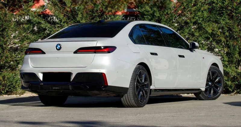 BMW 740 M-Sport xDrive, Massage, B/W, снимка 4 - Автомобили и джипове - 52196297