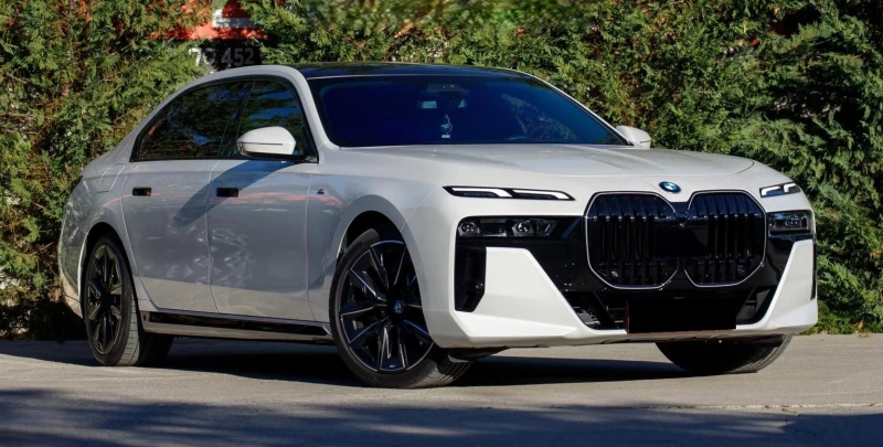 BMW 740 M-Sport xDrive, Massage, B/W, снимка 2 - Автомобили и джипове - 52196297