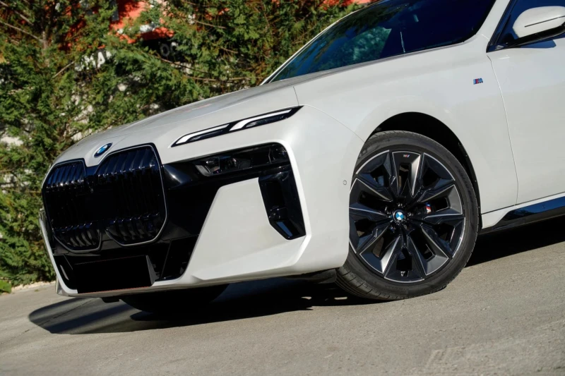 BMW 740 M-Sport xDrive, Massage, B/W, снимка 3 - Автомобили и джипове - 52196297