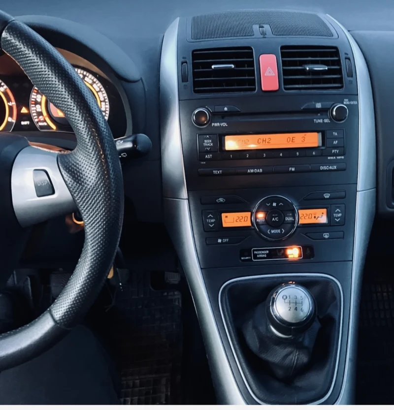 Toyota Auris 1.33 VVT-I 99ps, снимка 5 - Автомобили и джипове - 53579520