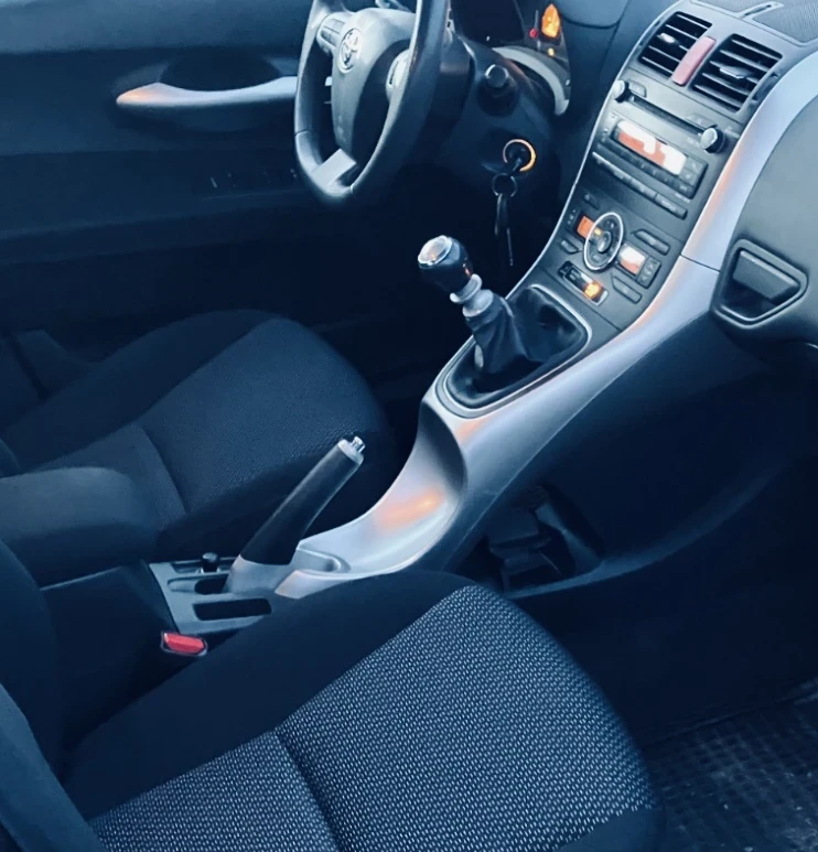 Toyota Auris 1.33 VVT-I 99ps, снимка 4 - Автомобили и джипове - 53579520