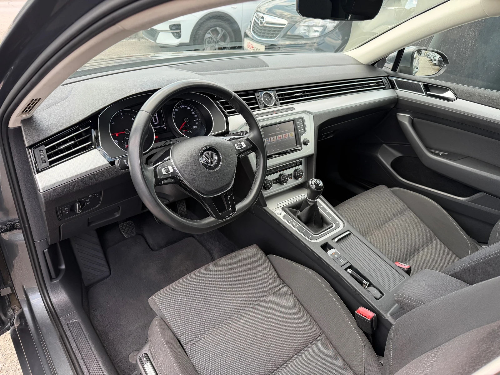 VW Passat 2.0TDI, снимка 7 - Автомобили и джипове - 54737623