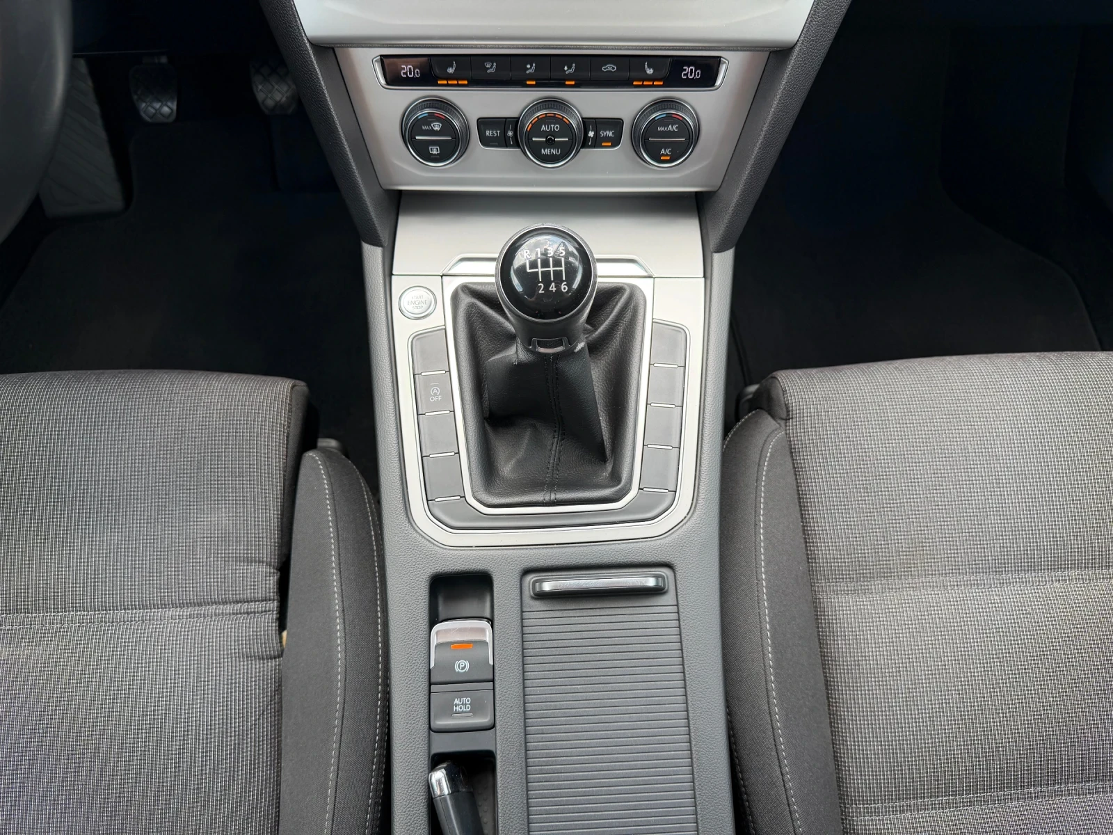 VW Passat 2.0TDI, снимка 13 - Автомобили и джипове - 54737623
