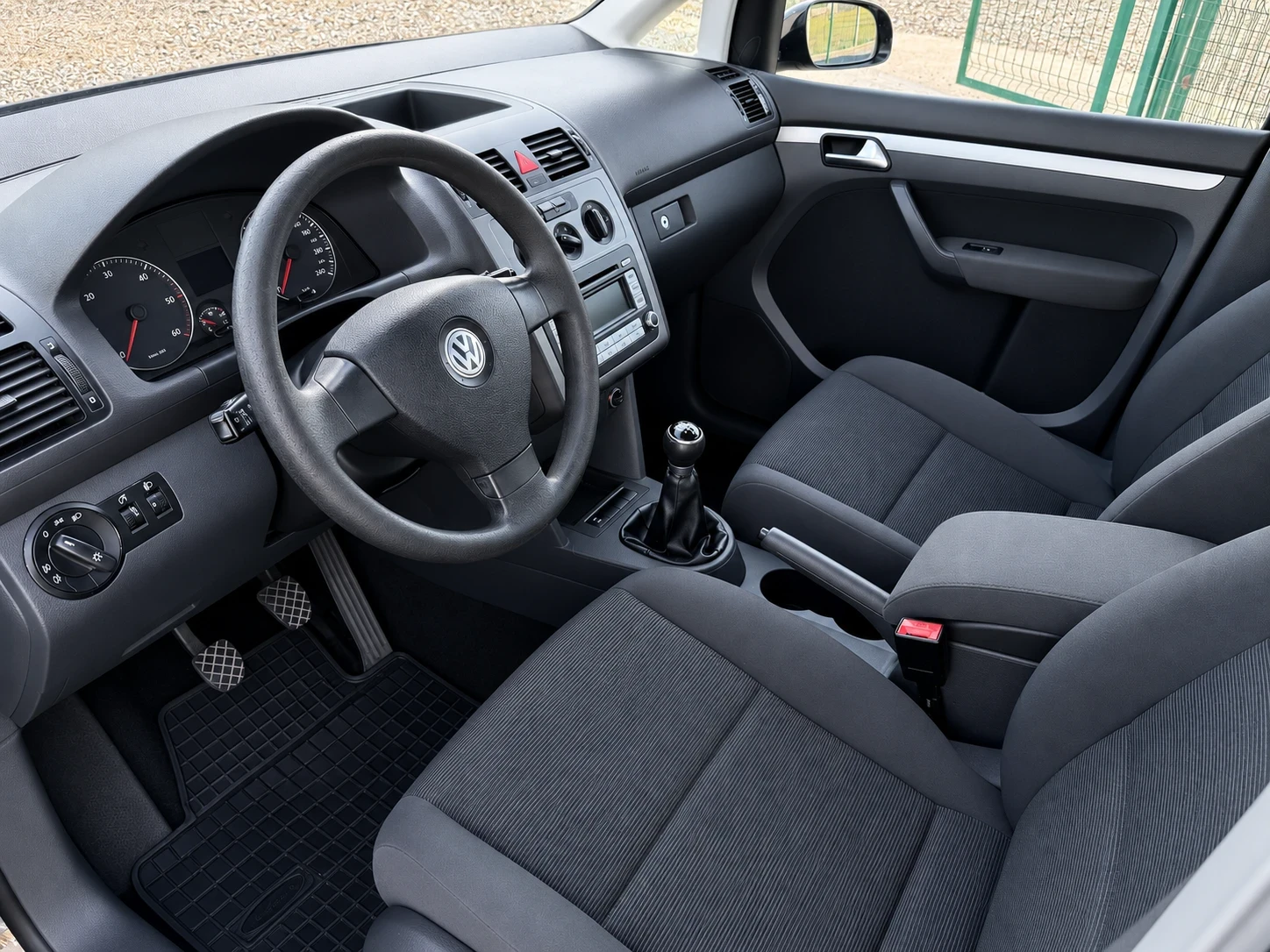 VW Touran Регистриран / Обслужен /, снимка 9 - Автомобили и джипове - 55514158