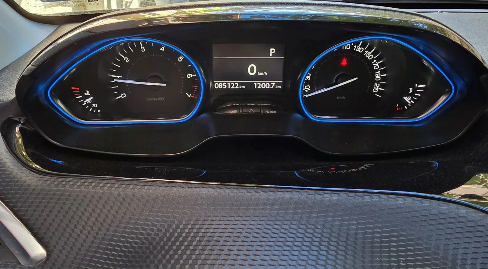 Peugeot 2008 1.2 Puretech, снимка 11 - Автомобили и джипове - 55956906