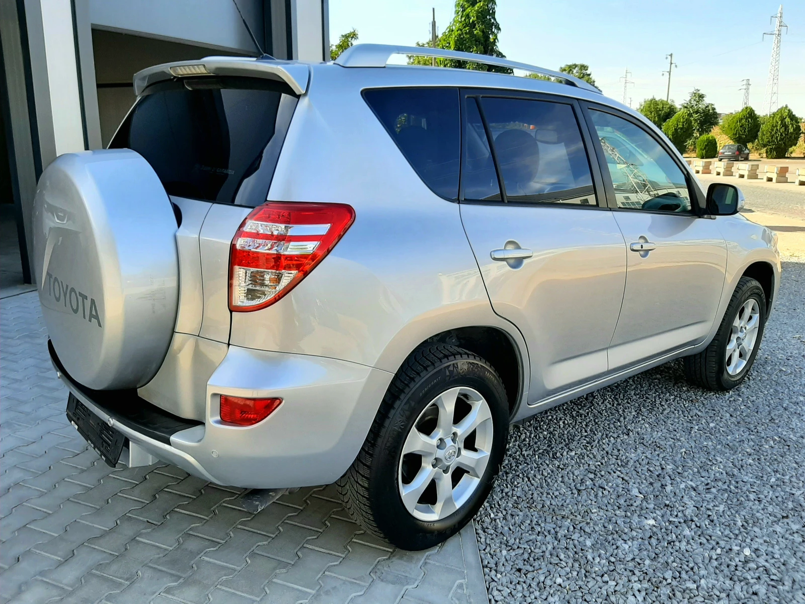 Toyota Rav4 2.2.D4d 6ск. FACELIFT НАВИ* КОЖА* ПОДГР.* КЕЙЛЕС - изображение 4