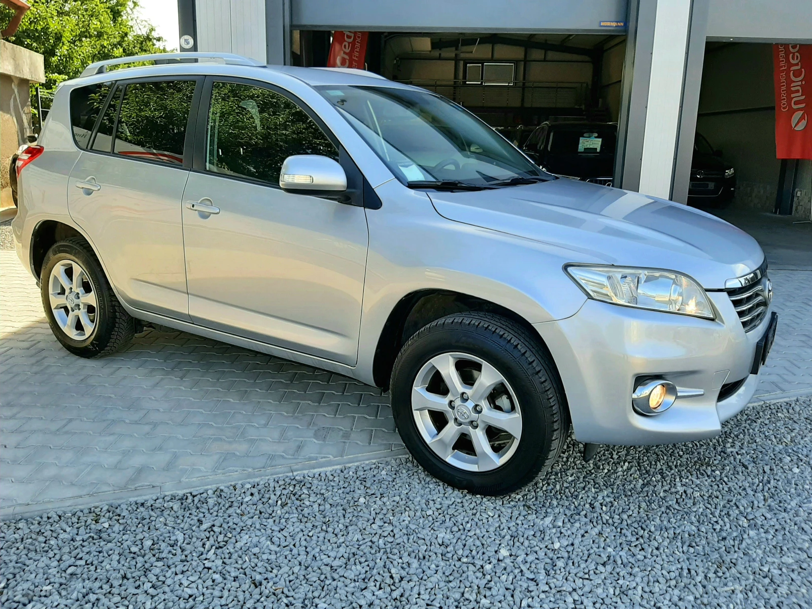Toyota Rav4 2.2.D4d 6ск. FACELIFT НАВИ* КОЖА* ПОДГР.* КЕЙЛЕС - изображение 3