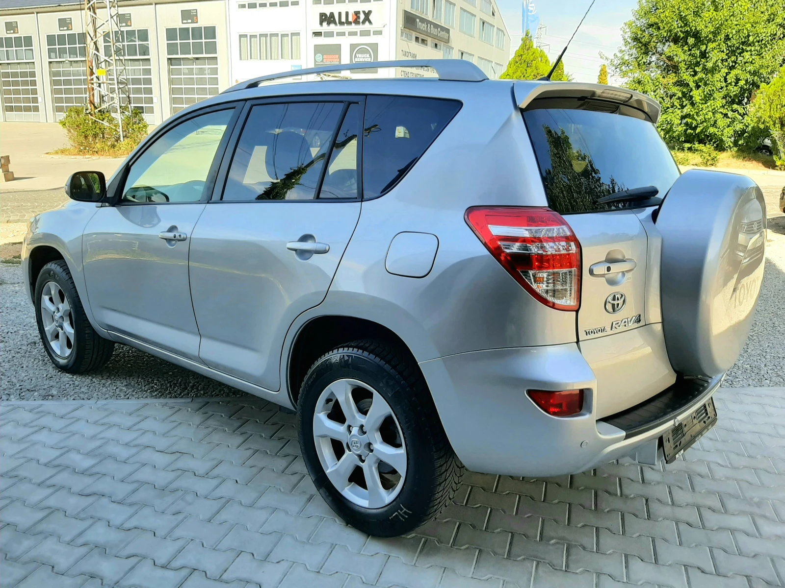 Toyota Rav4 2.2.D4d 6ск. FACELIFT НАВИ* КОЖА* ПОДГР.* КЕЙЛЕС - изображение 5