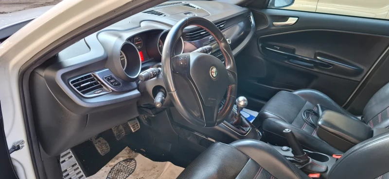 Alfa Romeo Giulietta 1.4 turbo Led xenon Нови зимни Гуми, снимка 16 - Автомобили и джипове - 48846807