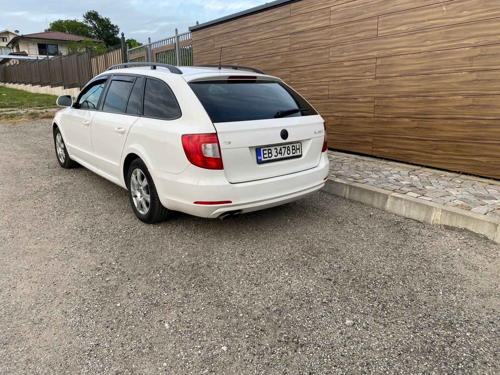 Skoda Superb 2.0 TDI Автоматик - изображение 3