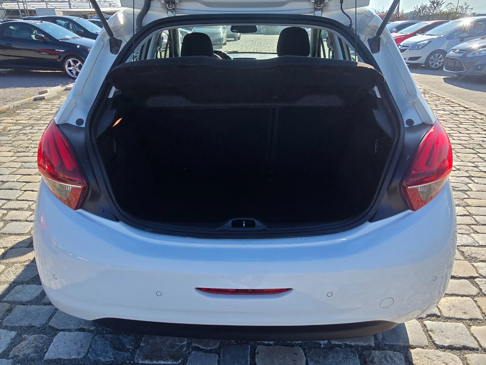 Peugeot 208 1.2i 133000 км. EURO 6B - изображение 9