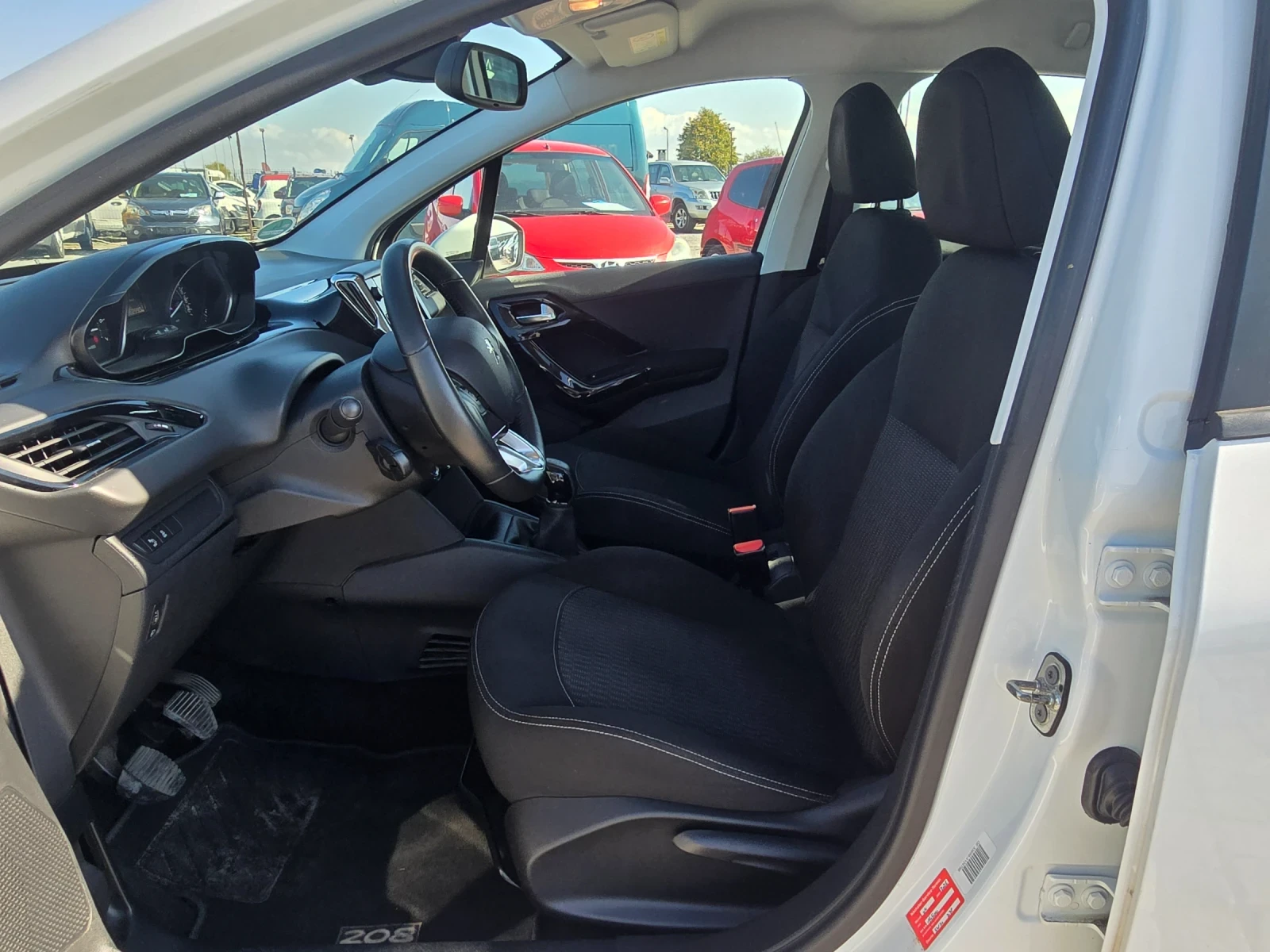 Peugeot 208 1.2i 133000 км. EURO 6B - изображение 10