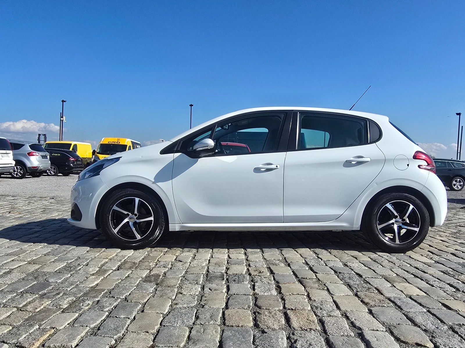 Peugeot 208 1.2i 133000 км. EURO 6B - изображение 4