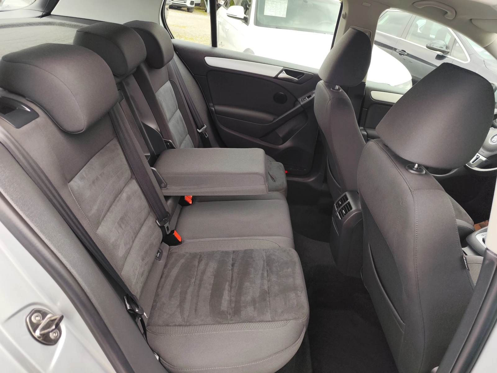 VW Golf 1.6TDi* KLIMA* EBPO 5A* * , снимка 11 - Автомобили и джипове - 54379544