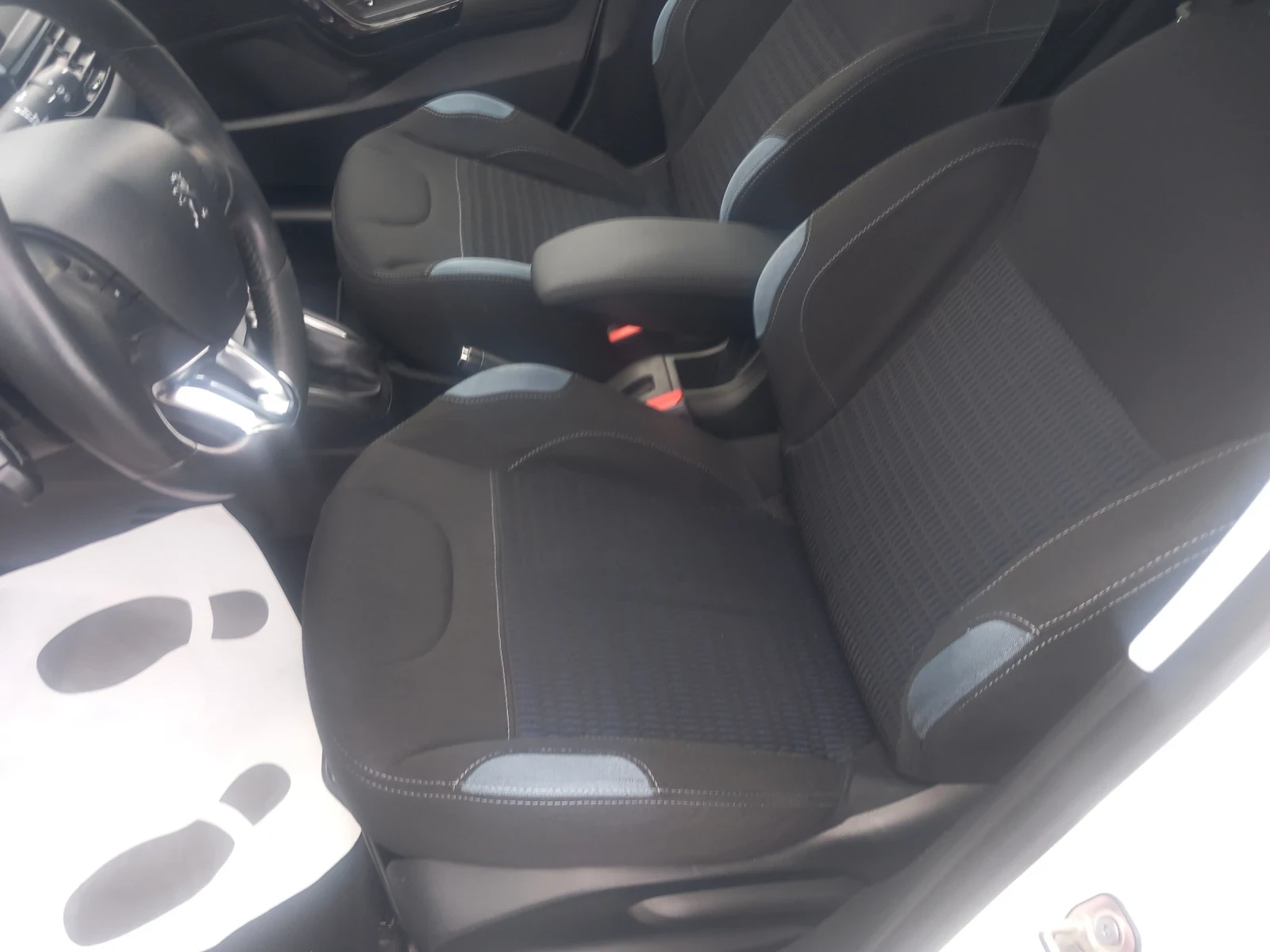 Peugeot 208 1.4HDI, снимка 10 - Автомобили и джипове - 55213137