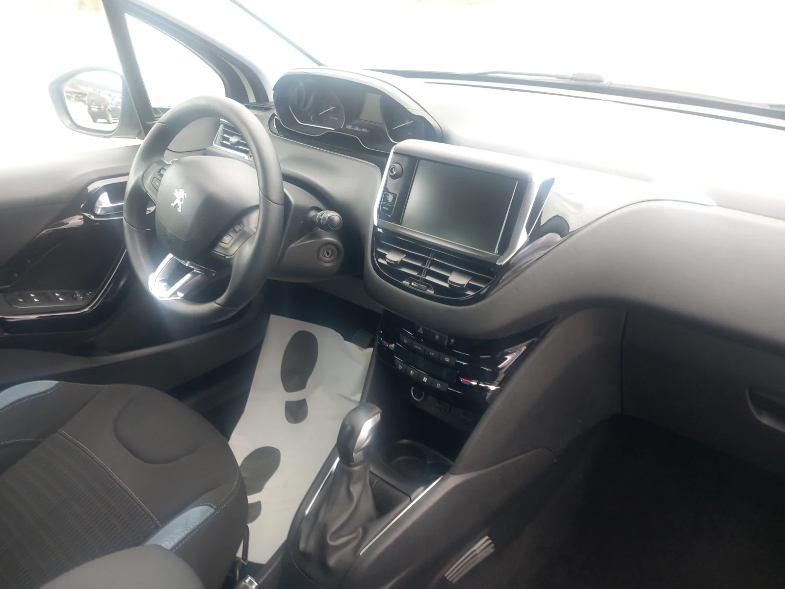 Peugeot 208 1.4HDI, снимка 8 - Автомобили и джипове - 55213137