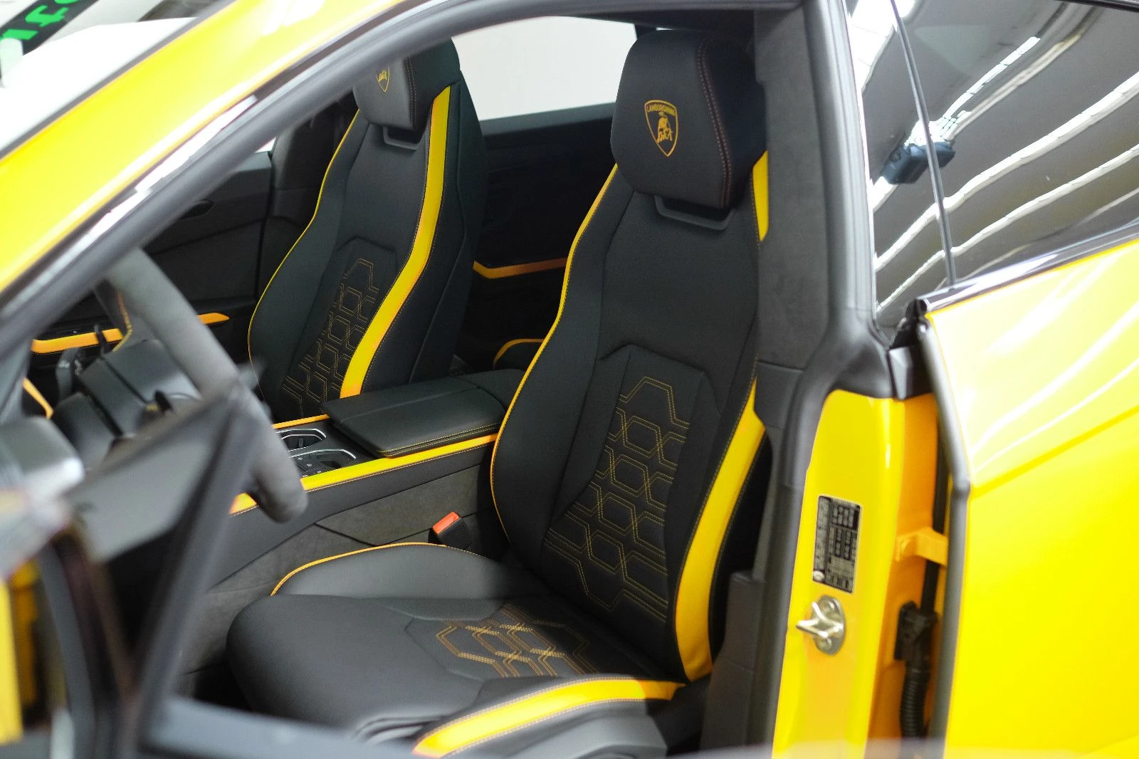 Lamborghini Urus SE/FACELIFT/PLUG-IN/CERAMIC/CARBON/B&O/PANO/STYLE/ - изображение 10