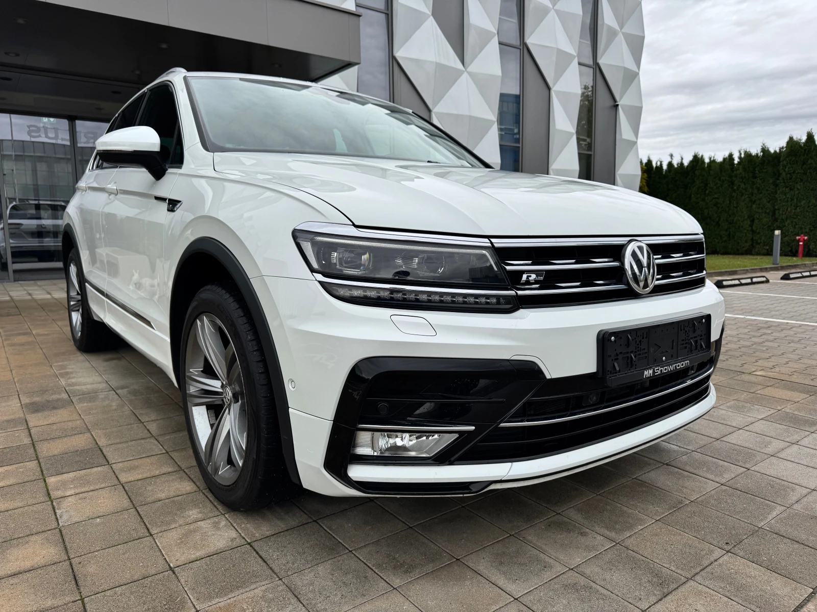 VW Tiguan R-LINE-DIGITAL-190-КС-4X4-KEY-GO-ДИСТРОНИК-КАМЕРА- - изображение 3