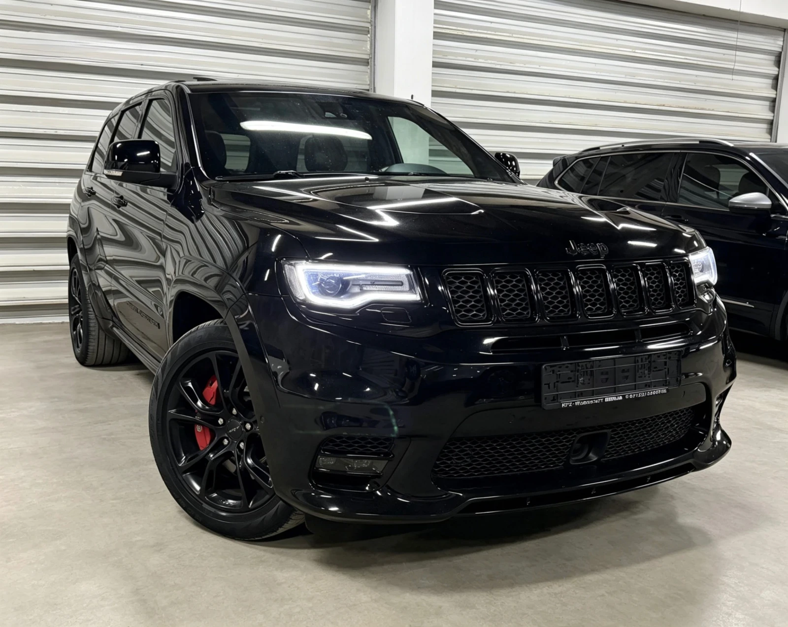 Jeep Grand cherokee 6.4 SRT/Facelift/Distronic/Panorama/Keyless/Harman, снимка 3 - Автомобили и джипове - 54824899