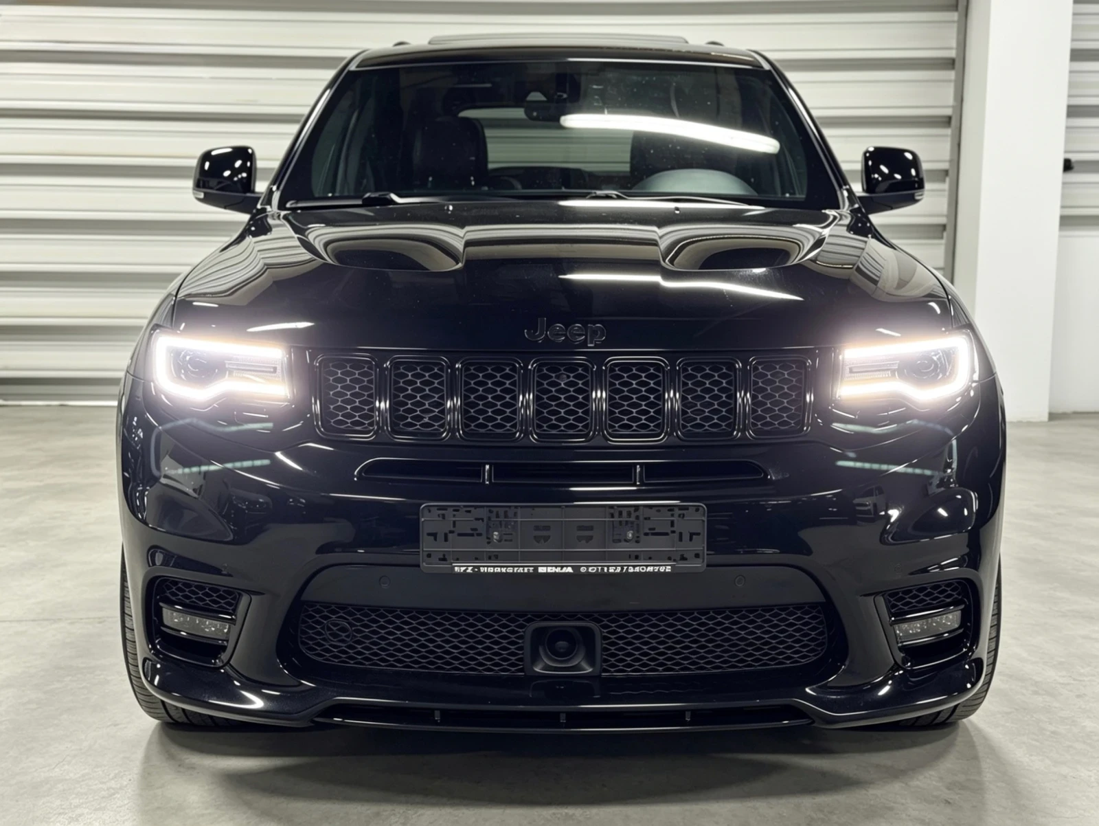 Jeep Grand cherokee 6.4 SRT/Facelift/Distronic/Panorama/Keyless/Harman, снимка 2 - Автомобили и джипове - 54824899