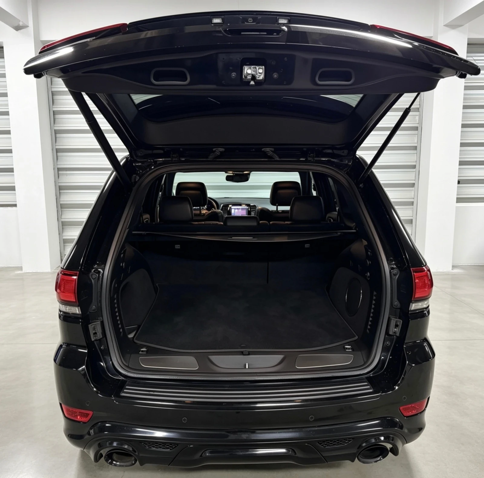 Jeep Grand cherokee 6.4 SRT/Facelift/Distronic/Panorama/Keyless/Harman, снимка 16 - Автомобили и джипове - 54824899