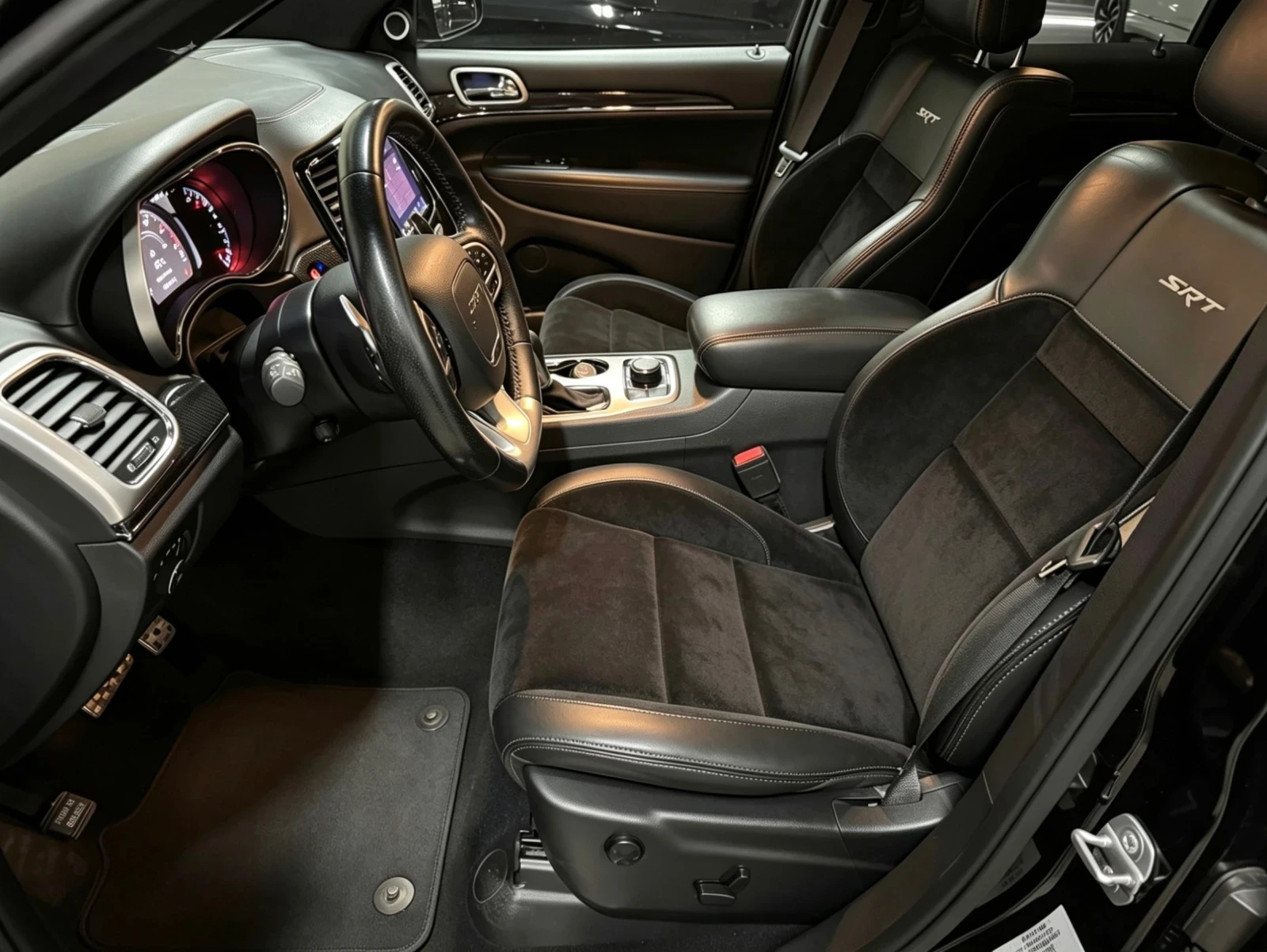Jeep Grand cherokee 6.4 SRT/Facelift/Distronic/Panorama/Keyless/Harman, снимка 8 - Автомобили и джипове - 54824899