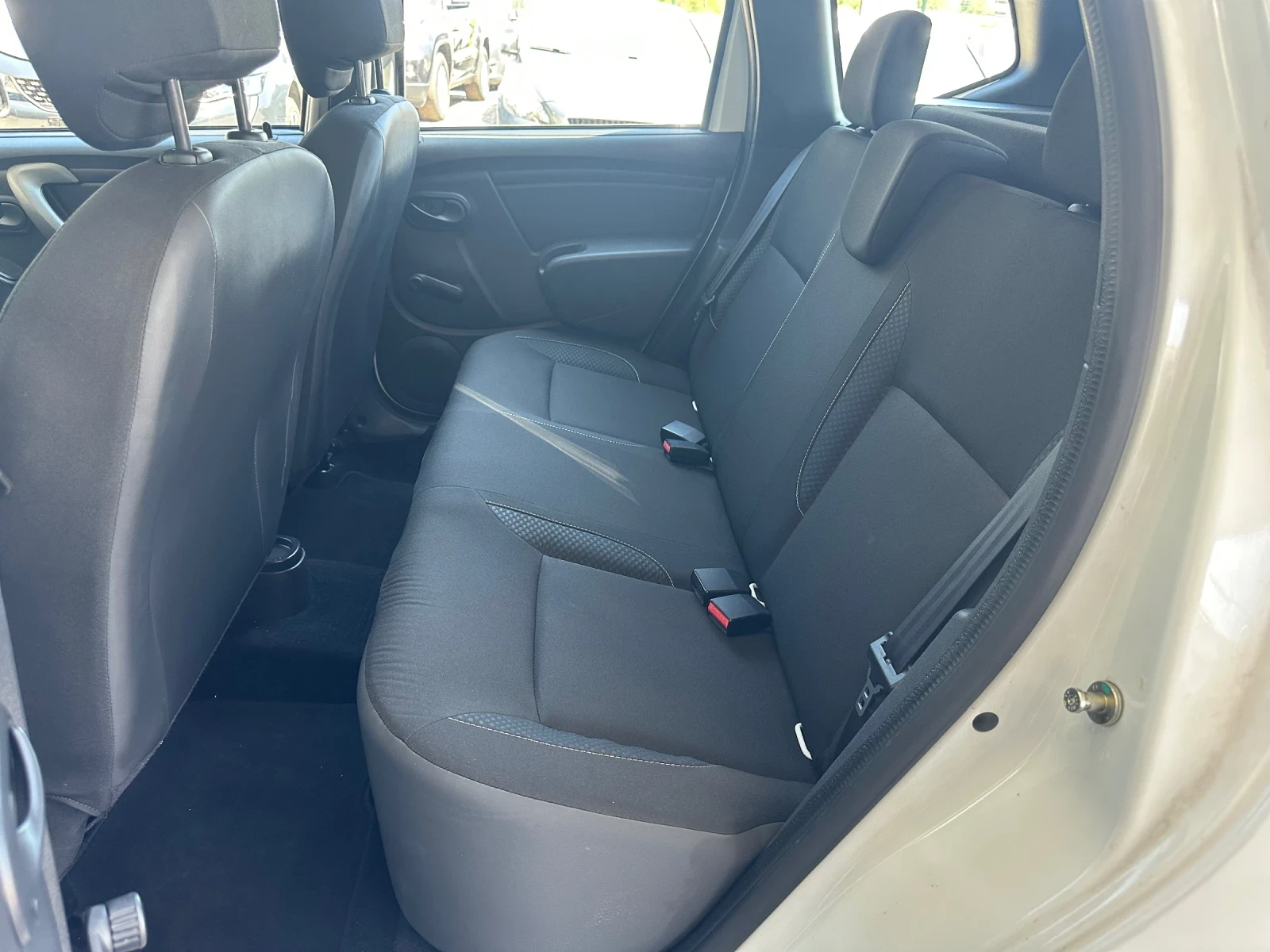 Dacia Duster 1.6i-БЕНЗИН-ГАЗ-НАВИ, снимка 11 - Автомобили и джипове - 55553794