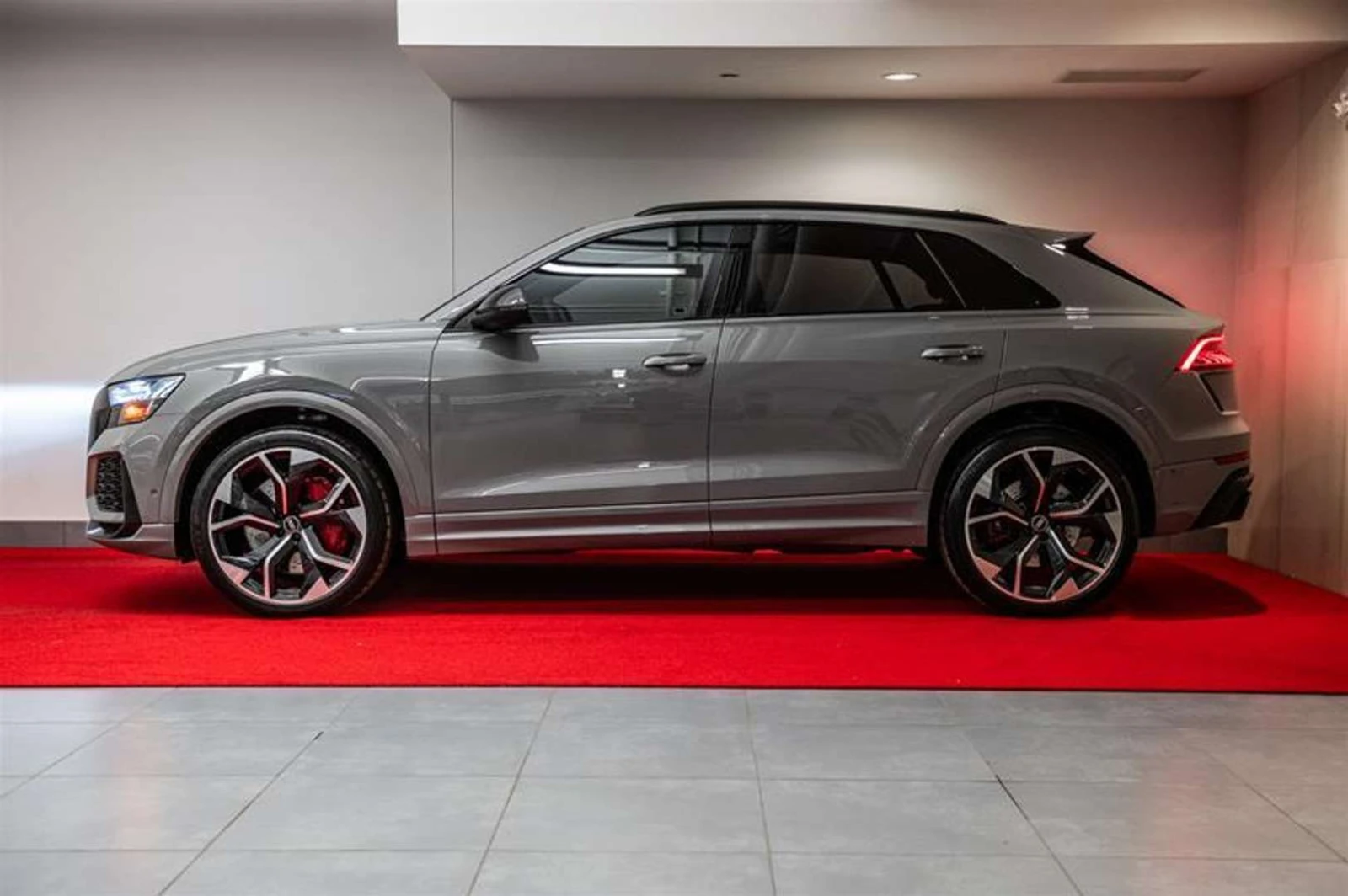 Audi RSQ8, снимка 4 - Автомобили и джипове - 56115196