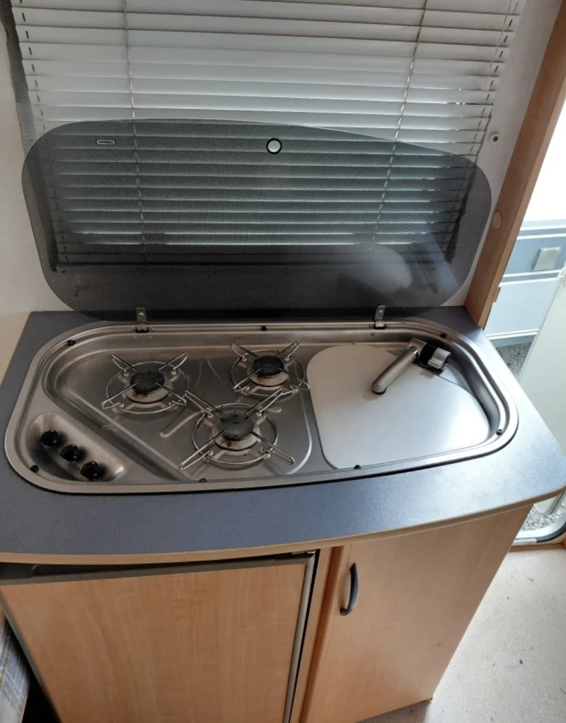 Каравана Adria CARAVELAIR ANTARA 400, снимка 9 - Каравани и кемпери - 52809875