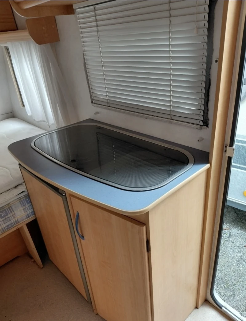 Каравана Adria CARAVELAIR ANTARA 400, снимка 8 - Каравани и кемпери - 52809875