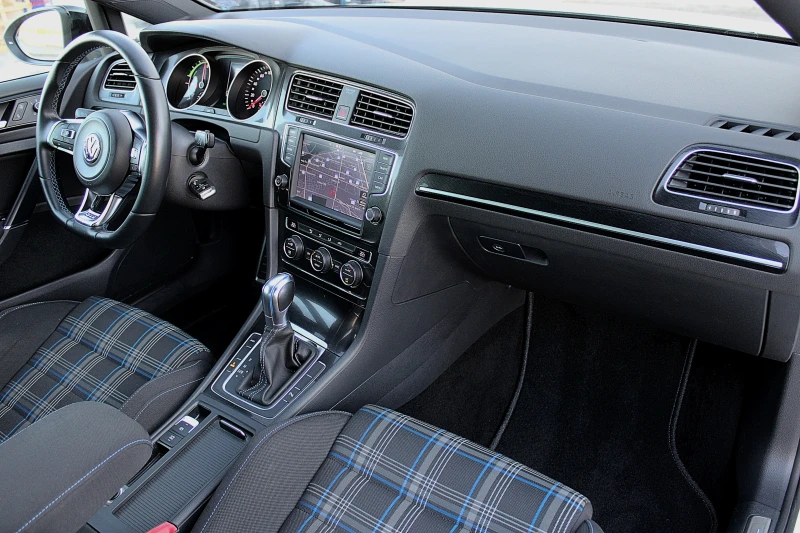 VW Golf 1.4GTE/DSG/PLUG-IN-HYBRID/DISTRONIC/KAMERA/LED/TOP, снимка 12 - Автомобили и джипове - 51801733