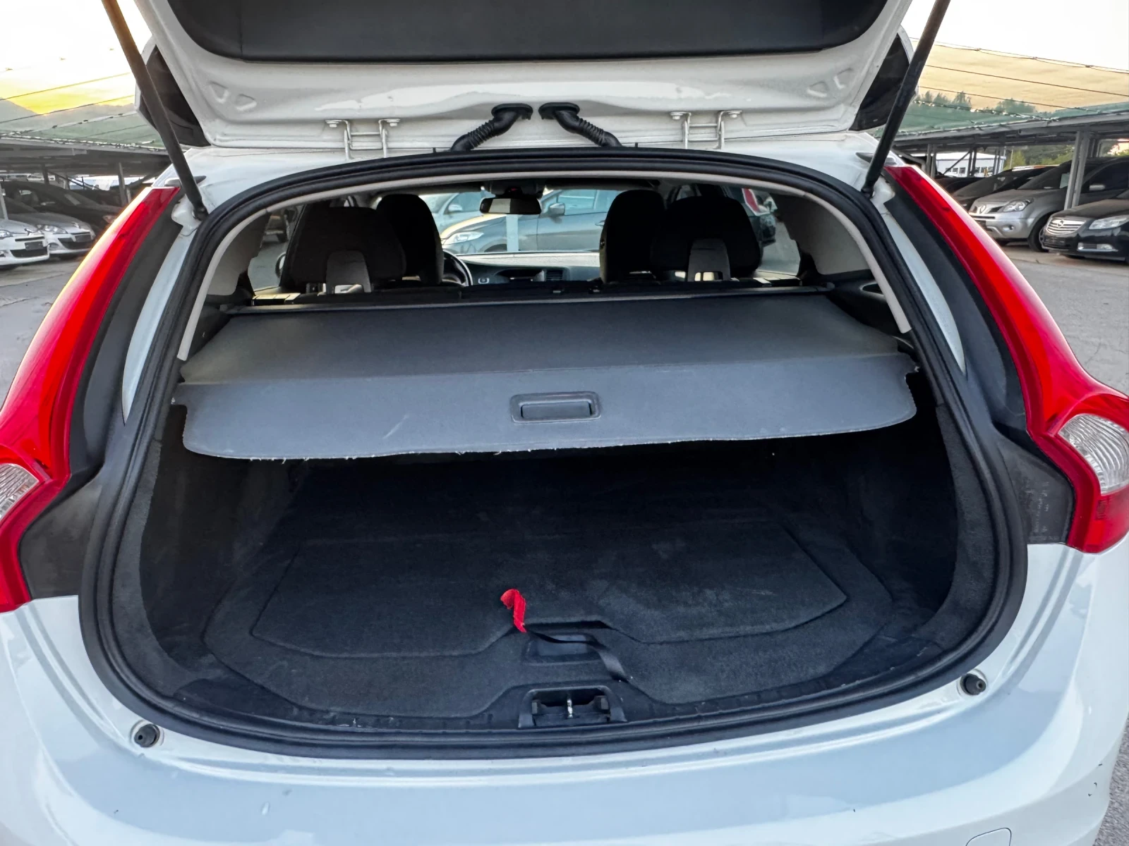 Volvo V60 2.0D4 АВТОМАТ ИТАЛИЯ - изображение 10
