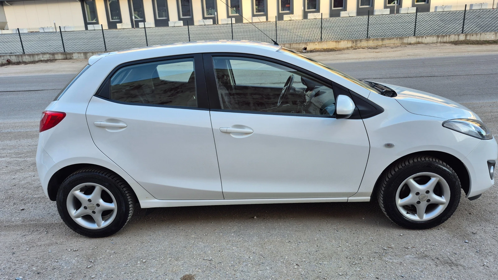 Mazda 2 1.3i 112000км FACELIFT Германия, снимка 4 - Автомобили и джипове - 53772312